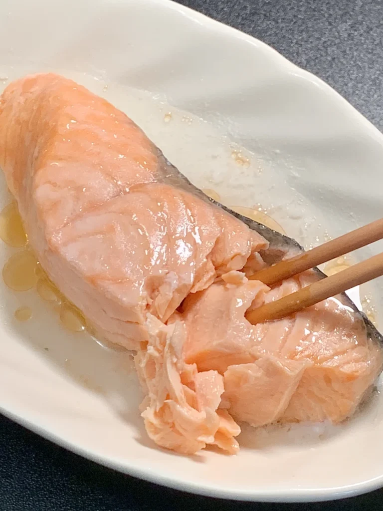 猫用サーモンおやつ｜蒸しさけの手作りスナック — 刺身用さけを蒸してほぐすだけ。オメガ3豊富な、猫が喜ぶ手作りおやつです。