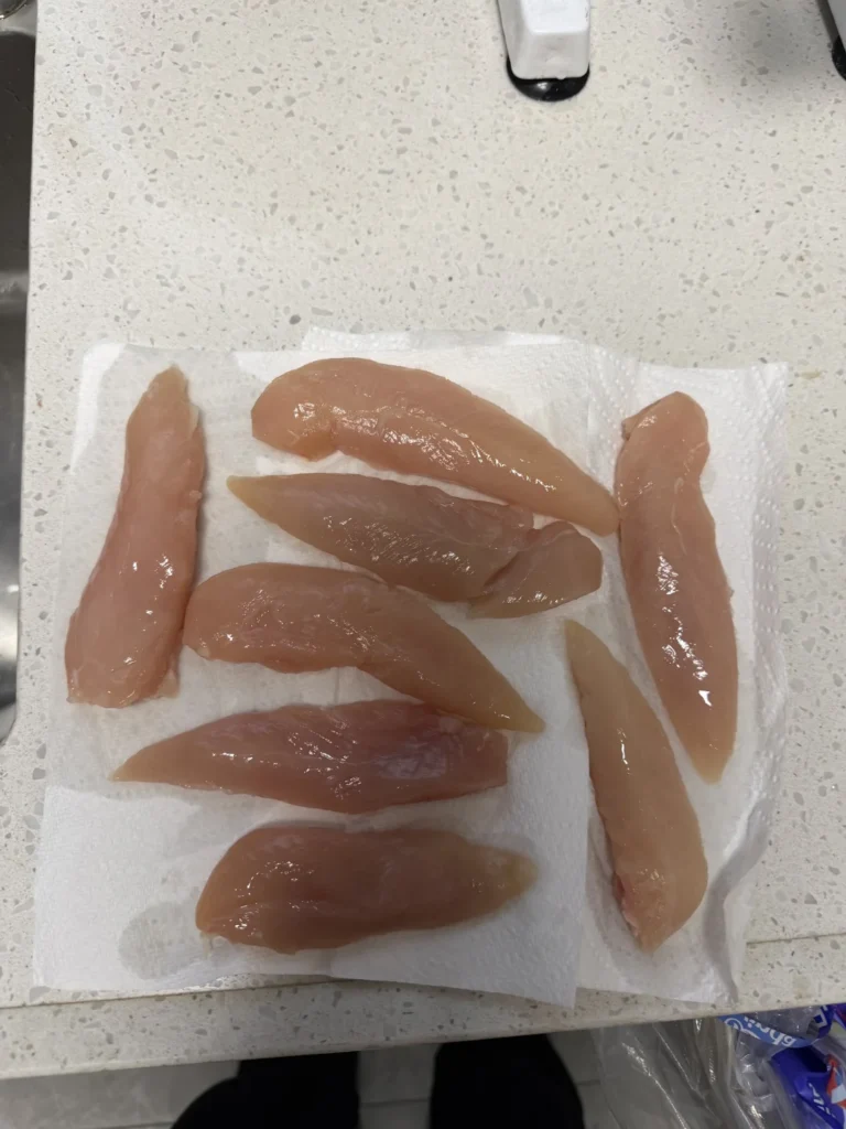 エアフライヤーでダックジャーキー｜犬用鸭肉干の手作りおやつ — 鴨むね肉を薄切りにしてエアフライヤーで低温加熱。噛みごたえのある犬用ジャーキーが作れます。