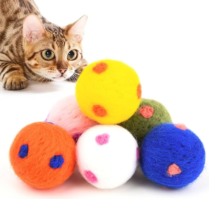 フェルトで猫おもちゃを手作り｜ボールとネズミの簡単レシピ — 100均フェルトで、軽くて安全な猫用ボールとネズミ型おもちゃが作れます。